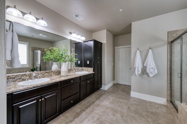 1813 N Paddington Lane, Clovis, CA 93619