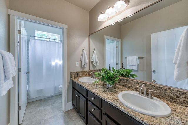 1813 N Paddington Lane, Clovis, CA 93619