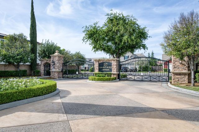 1813 N Paddington Lane, Clovis, CA 93619