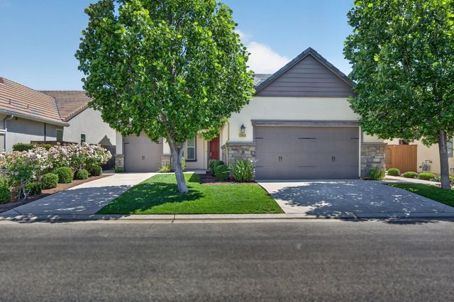 1813 N Paddington Lane, Clovis, CA 93619