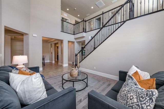 1813 N Paddington Lane, Clovis, CA 93619