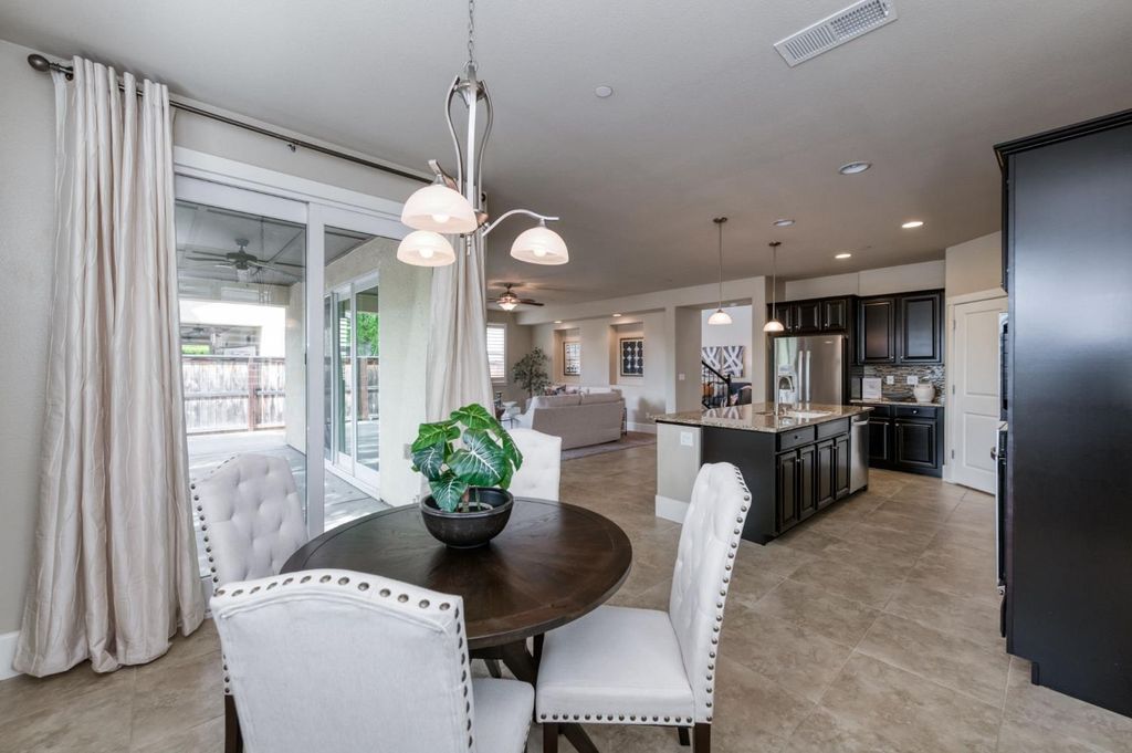 Image 14 of property listing at 1813 N Paddington Lane, Clovis, CA 93619