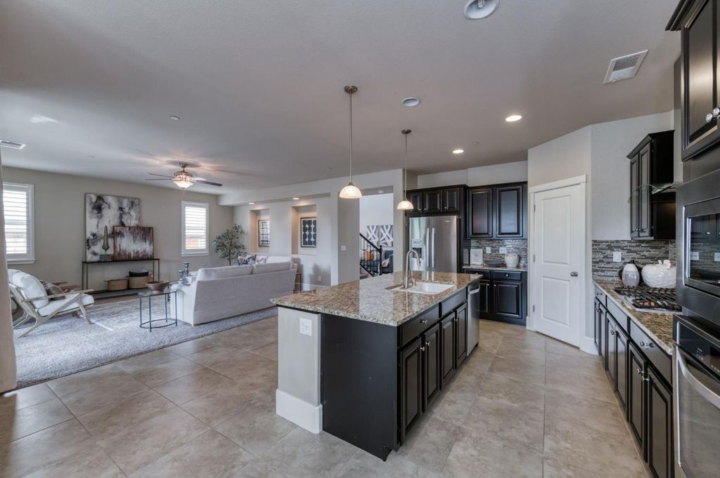 Image 15 of property listing at 1813 N Paddington Lane, Clovis, CA 93619