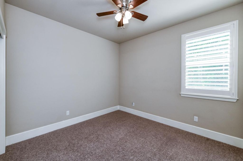 Image 25 of property listing at 1813 N Paddington Lane, Clovis, CA 93619