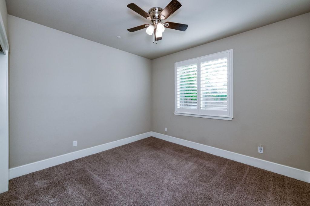 Image 27 of property listing at 1813 N Paddington Lane, Clovis, CA 93619