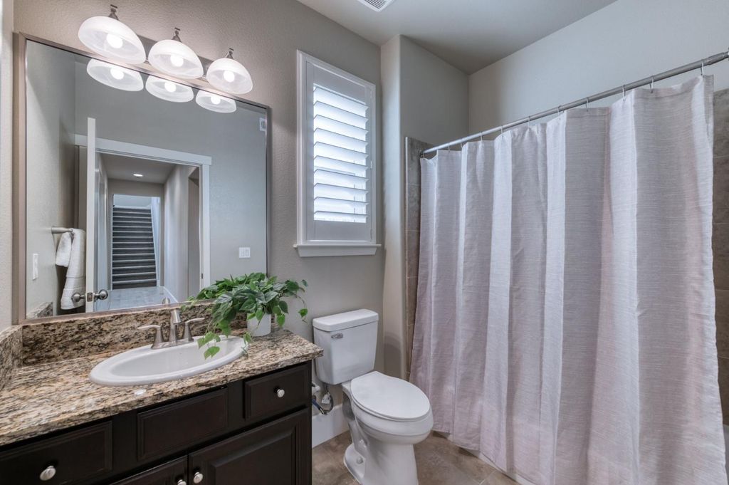 Image 28 of property listing at 1813 N Paddington Lane, Clovis, CA 93619