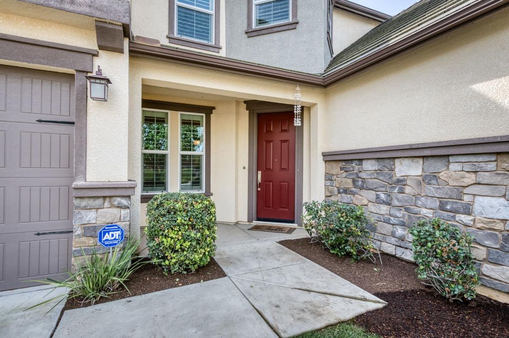 Image 3 of property listing at 1813 N Paddington Lane, Clovis, CA 93619