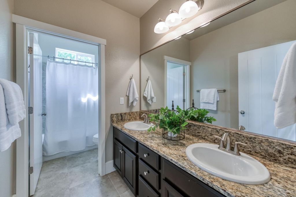 Image 30 of property listing at 1813 N Paddington Lane, Clovis, CA 93619