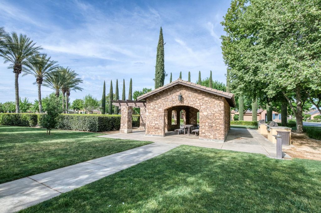 Image 36 of property listing at 1813 N Paddington Lane, Clovis, CA 93619