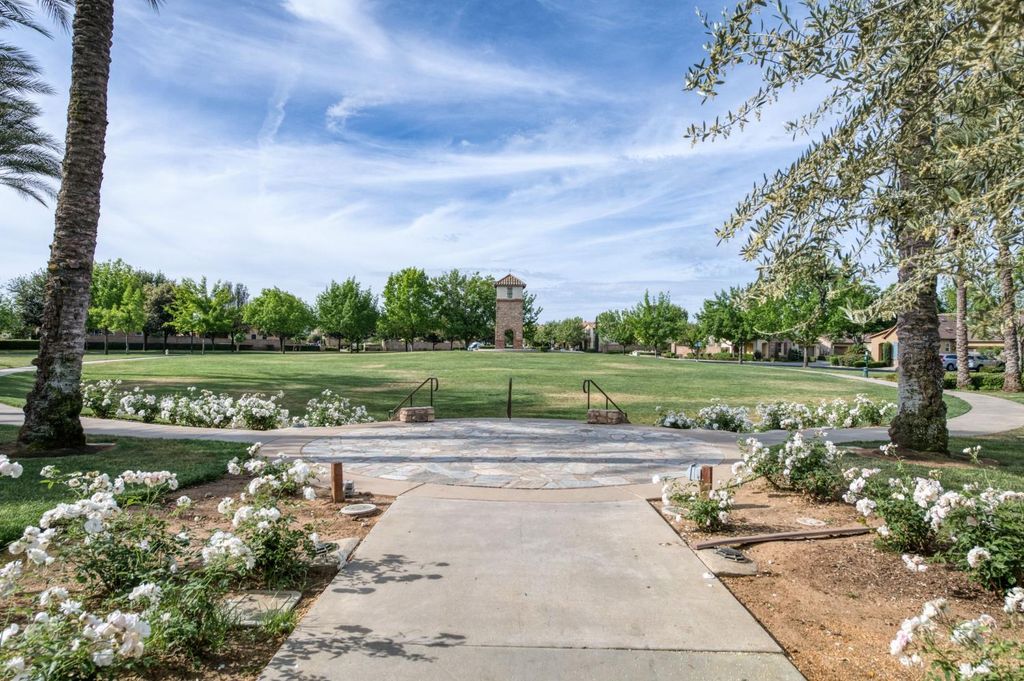 Image 37 of property listing at 1813 N Paddington Lane, Clovis, CA 93619