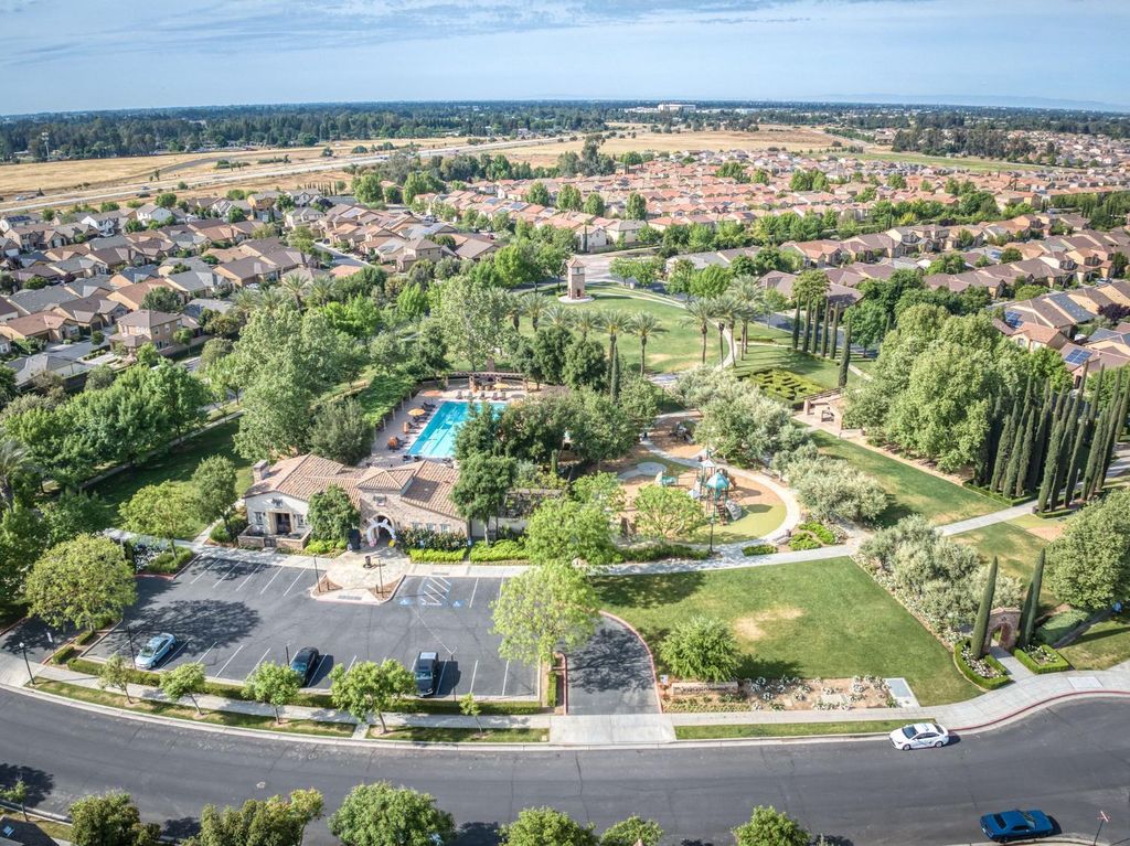 Image 39 of property listing at 1813 N Paddington Lane, Clovis, CA 93619