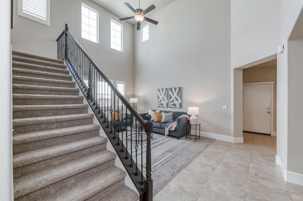 Image 5 of property listing at 1813 N Paddington Lane, Clovis, CA 93619