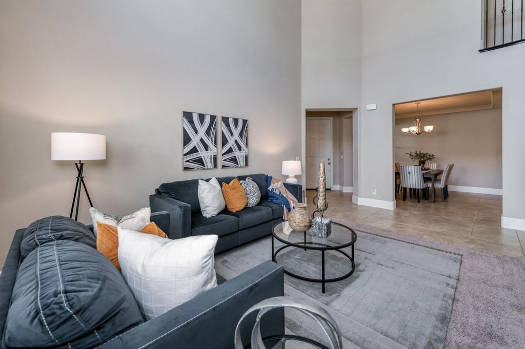 Image 7 of property listing at 1813 N Paddington Lane, Clovis, CA 93619