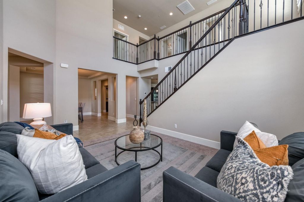 Image 8 of property listing at 1813 N Paddington Lane, Clovis, CA 93619