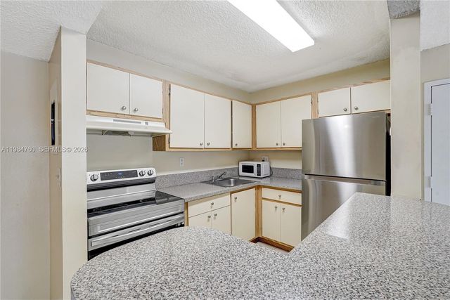 7160 NW 179th St 211, Hialeah, FL 33015