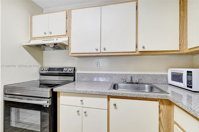 7160 NW 179th St 211, Hialeah, FL 33015