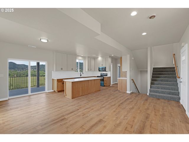 845 FOREST HEIGHTS St, Sutherlin, OR 97479