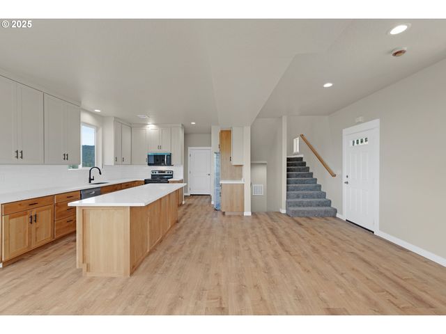 845 FOREST HEIGHTS St, Sutherlin, OR 97479