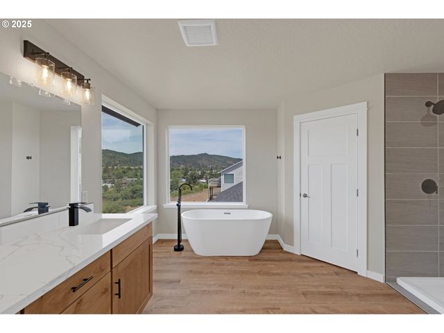 845 FOREST HEIGHTS St, Sutherlin, OR 97479