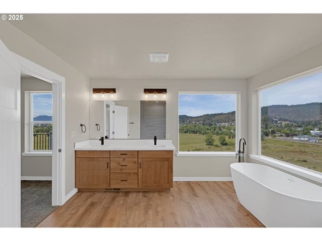 845 FOREST HEIGHTS St, Sutherlin, OR 97479