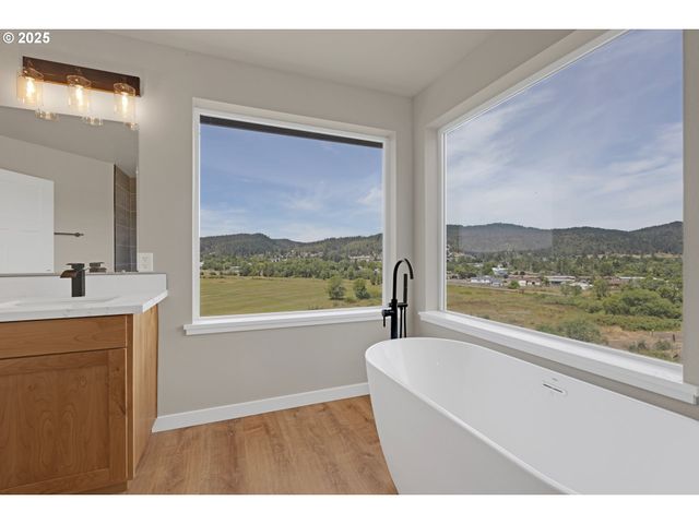 845 FOREST HEIGHTS St, Sutherlin, OR 97479