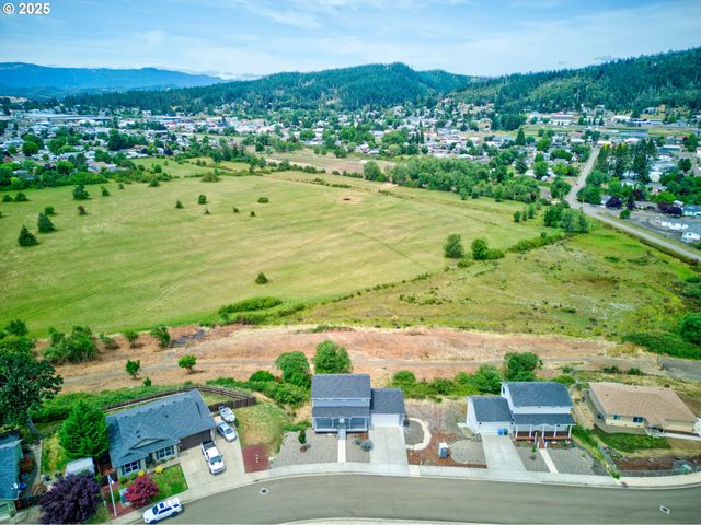 845 FOREST HEIGHTS St, Sutherlin, OR 97479