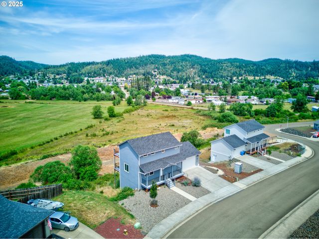 845 FOREST HEIGHTS St, Sutherlin, OR 97479