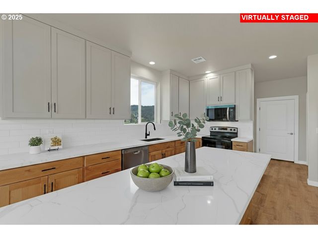 845 FOREST HEIGHTS St, Sutherlin, OR 97479