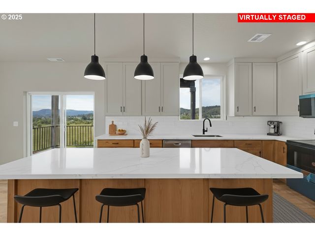 845 FOREST HEIGHTS St, Sutherlin, OR 97479