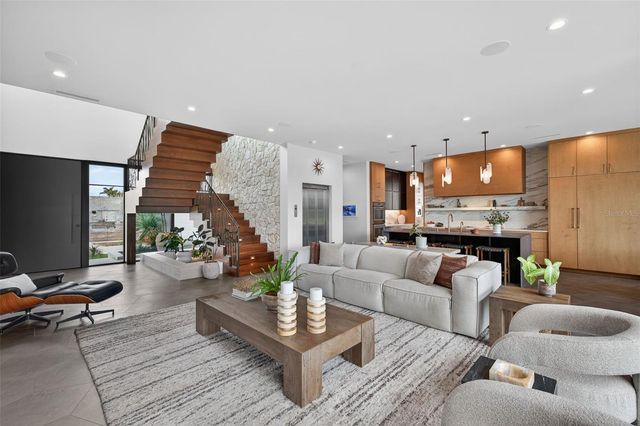 370 BELLEAIR DRIVE NE, St Petersburg, FL 33704