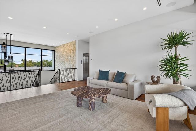 370 BELLEAIR DRIVE NE, St Petersburg, FL 33704