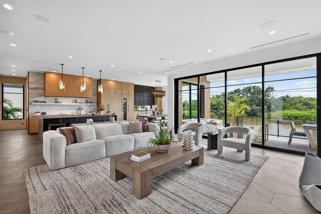 370 BELLEAIR DRIVE NE, St Petersburg, FL 33704