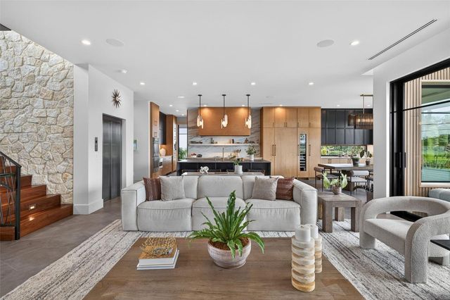 370 BELLEAIR DRIVE NE, St Petersburg, FL 33704