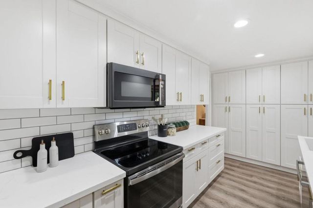 20760 4th Street 11, Saratoga, CA 95070