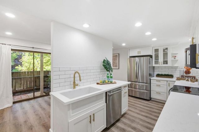 20760 4th Street 11, Saratoga, CA 95070