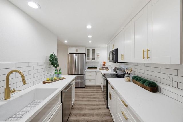20760 4th Street 11, Saratoga, CA 95070