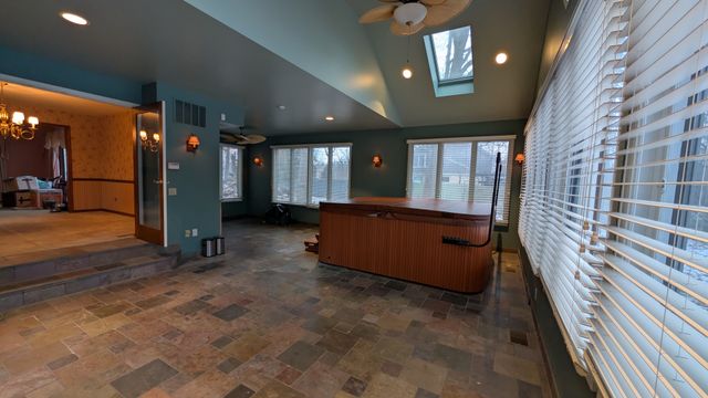 1102 S Oplaine Road, Gurnee, IL 60031