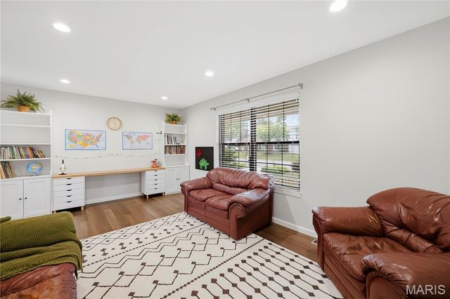27 Oak Valley Drive, St Peters, MO 63376