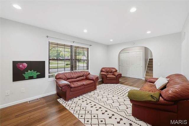 27 Oak Valley Drive, St Peters, MO 63376