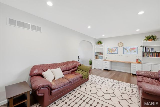 27 Oak Valley Drive, St Peters, MO 63376
