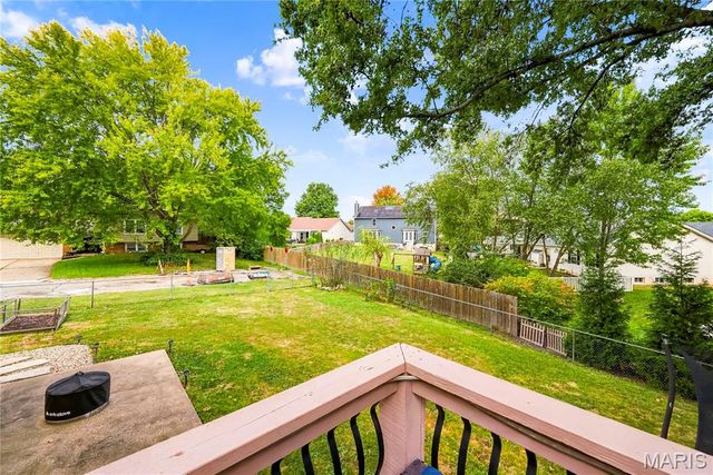 27 Oak Valley Drive, St Peters, MO 63376