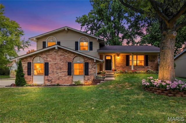 27 Oak Valley Drive, St Peters, MO 63376