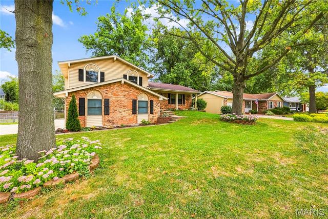 27 Oak Valley Drive, St Peters, MO 63376
