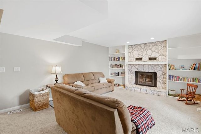 27 Oak Valley Drive, St Peters, MO 63376
