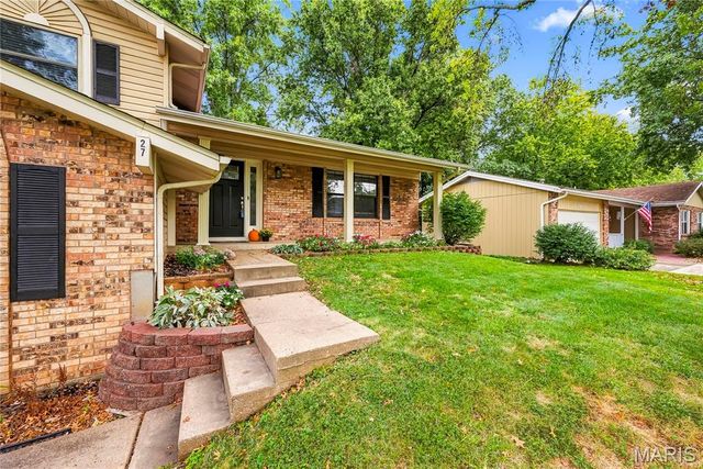 27 Oak Valley Drive, St Peters, MO 63376