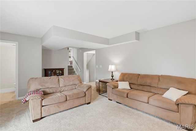 27 Oak Valley Drive, St Peters, MO 63376