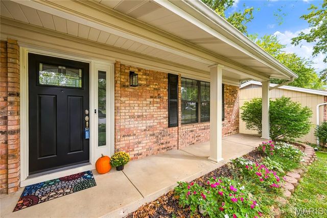 27 Oak Valley Drive, St Peters, MO 63376