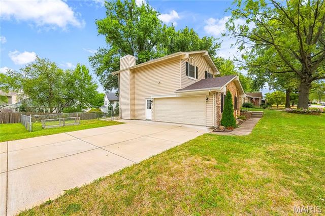 27 Oak Valley Drive, St Peters, MO 63376