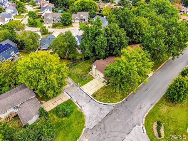 27 Oak Valley Drive, St Peters, MO 63376
