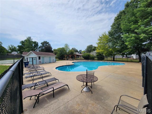 27 Oak Valley Drive, St Peters, MO 63376